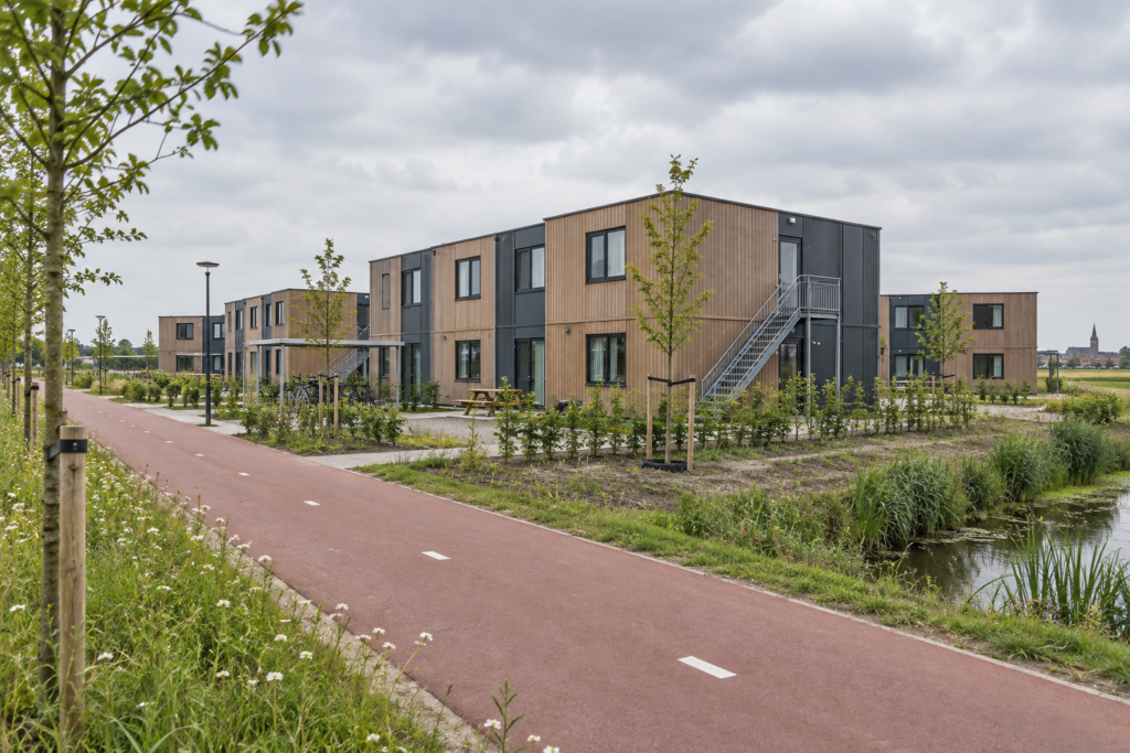 Modulaire woningen langs een fietspad in een Nederlandse woonomgeving